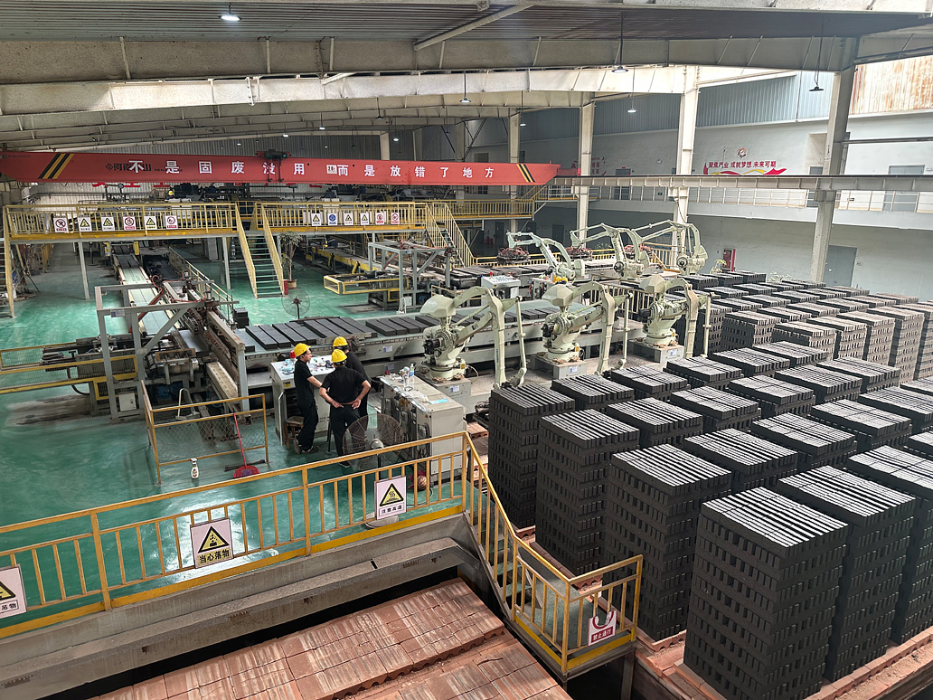Automatic brick stacking system